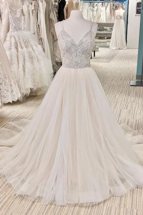 Robe de mariée élégante dos nu avec décolleté en V orné de perles