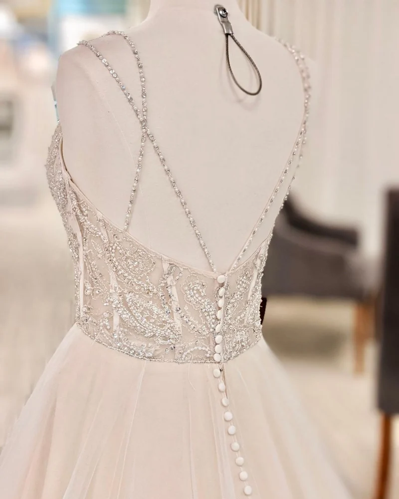 Robe de mariée élégante dos nu avec décolleté en V orné de perles