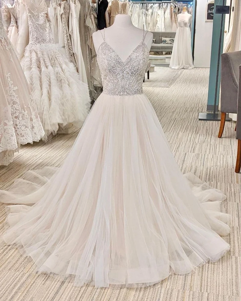 Robe de mariée élégante dos nu avec décolleté en V orné de perles