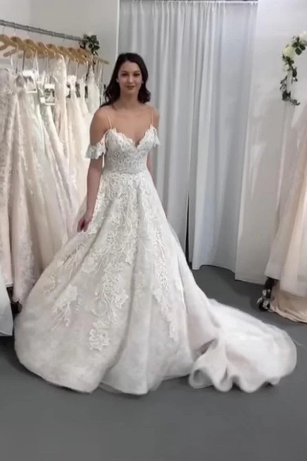 Robe de mariée élégante en tulle et dentelle, coupe trapèze, bretelles spaghetti, dos nu
