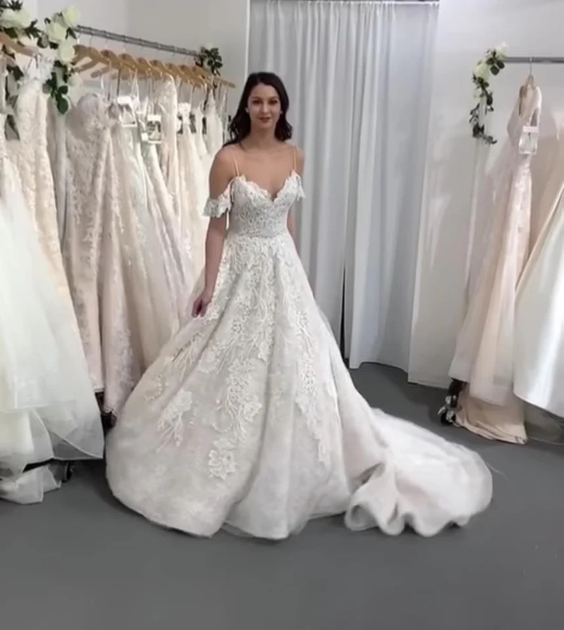 Robe de mariée élégante en tulle et dentelle, coupe trapèze, bretelles spaghetti, dos nu