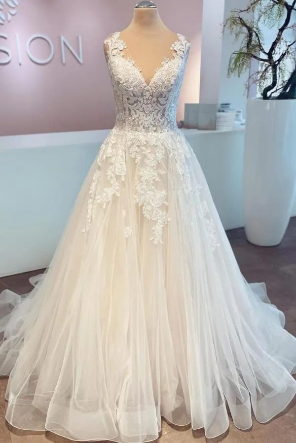 Robe de mariée élégante en dentelle et tulle, coupe trapèze, col en V, sans manches