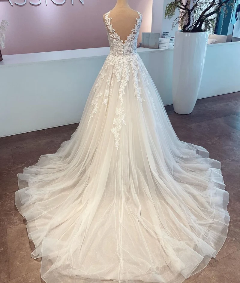 Robe de mariée élégante en dentelle et tulle, coupe trapèze, col en V, sans manches