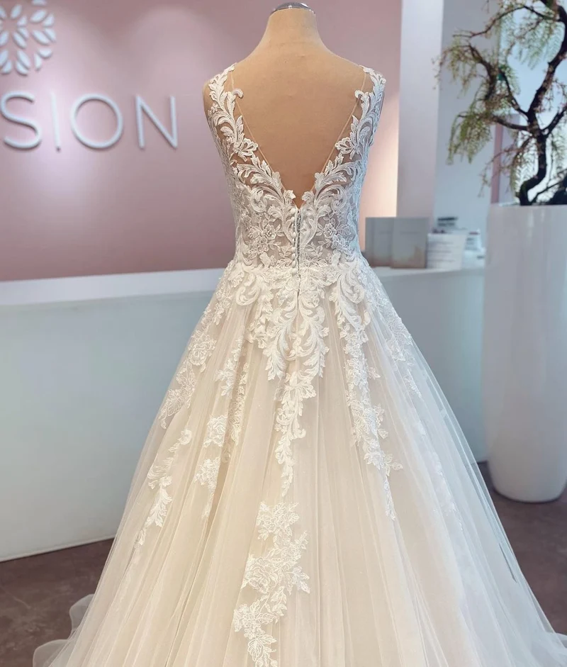 Robe de mariée élégante en dentelle et tulle, coupe trapèze, col en V, sans manches