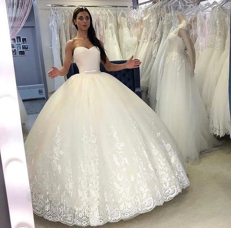 Robe de mariée élégante à bretelles spaghetti, coupe trapèze, avec paillettes et dentelle