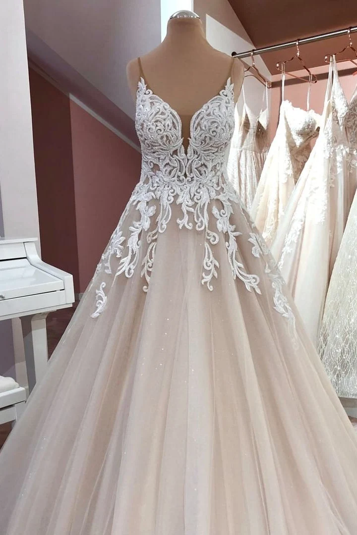 Robe de mariée princesse en tulle et dentelle, coupe trapèze, décolleté en cœur : élégante et romantique