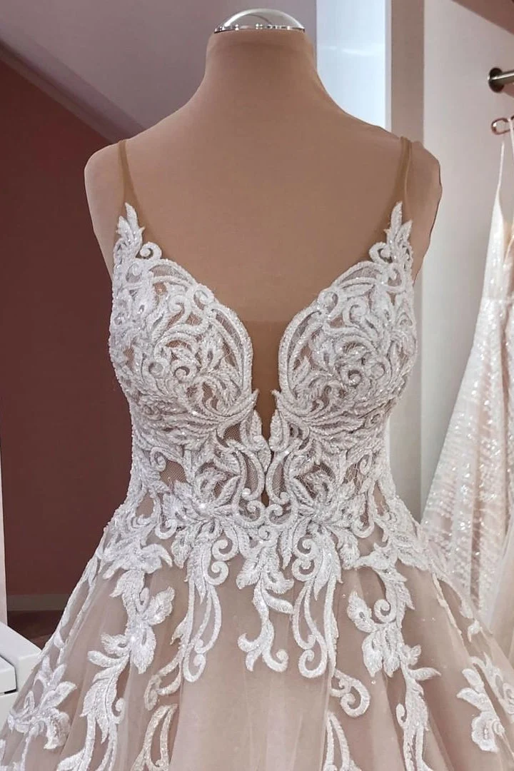 Robe de mariée princesse en tulle et dentelle, coupe trapèze, décolleté en cœur : élégante et romantique