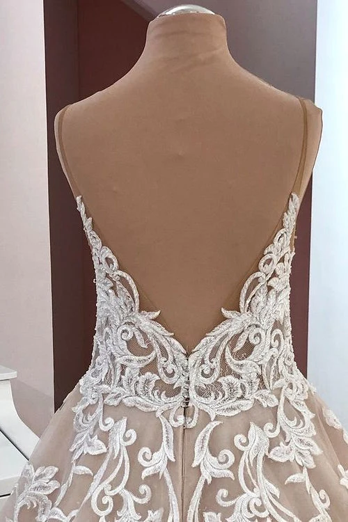 Robe de mariée princesse en tulle et dentelle, coupe trapèze, décolleté en cœur : élégante et romantique
