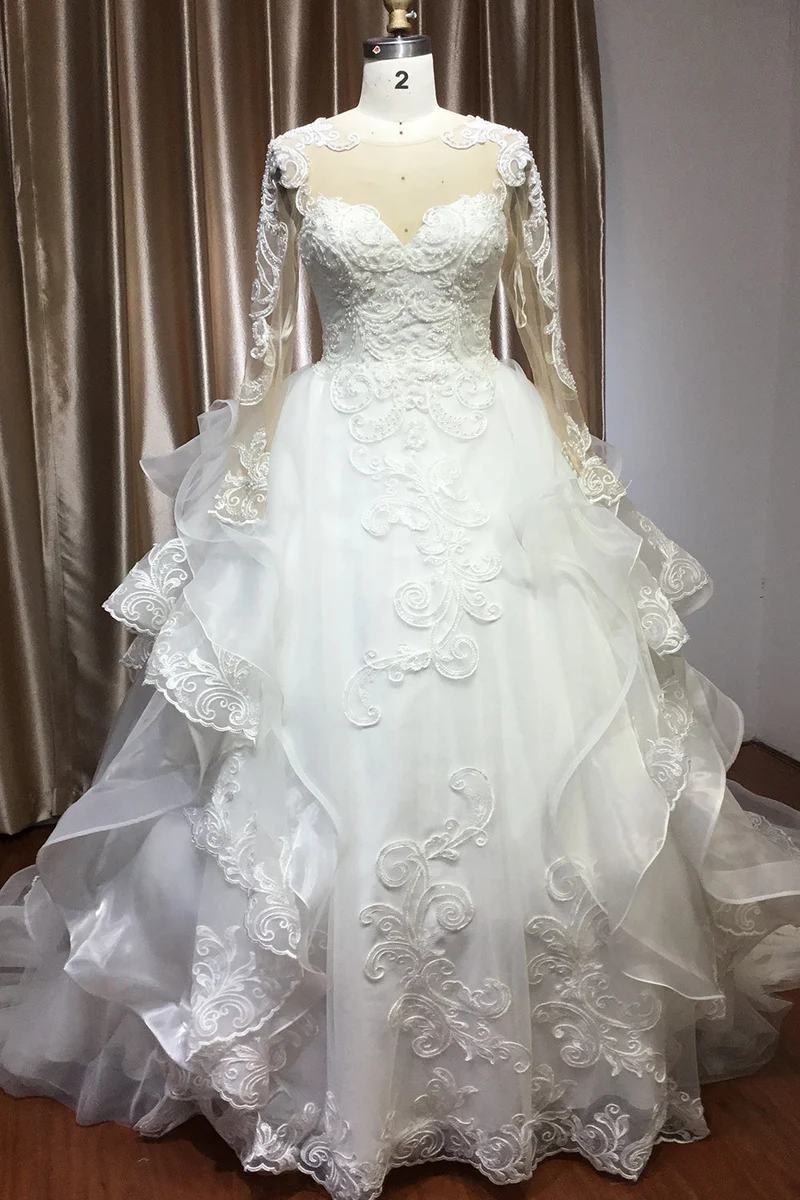 Robe de mariée trapèze à col en V avec volants, tulle et appliqués