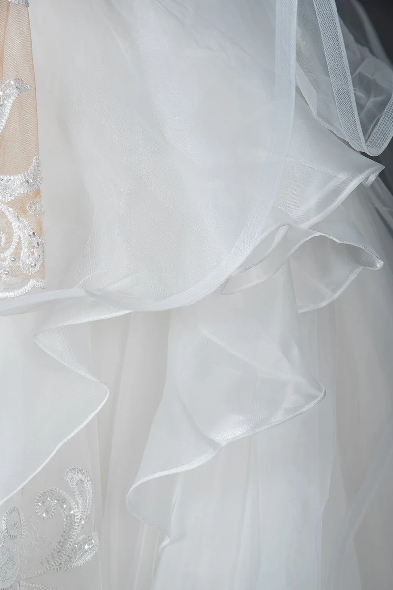 Robe de mariée trapèze à col en V avec volants, tulle et appliqués