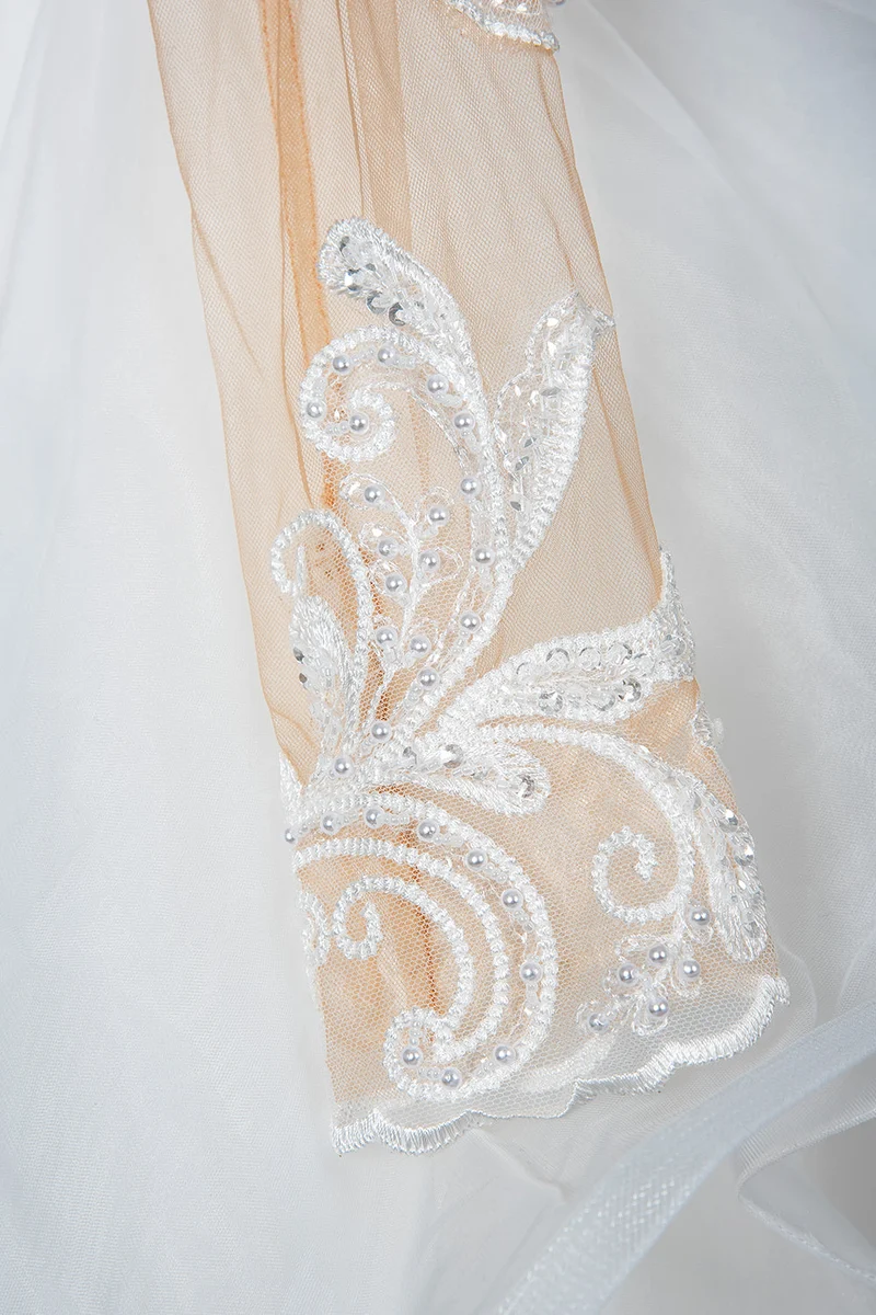 Robe de mariée trapèze à col en V avec volants, tulle et appliqués