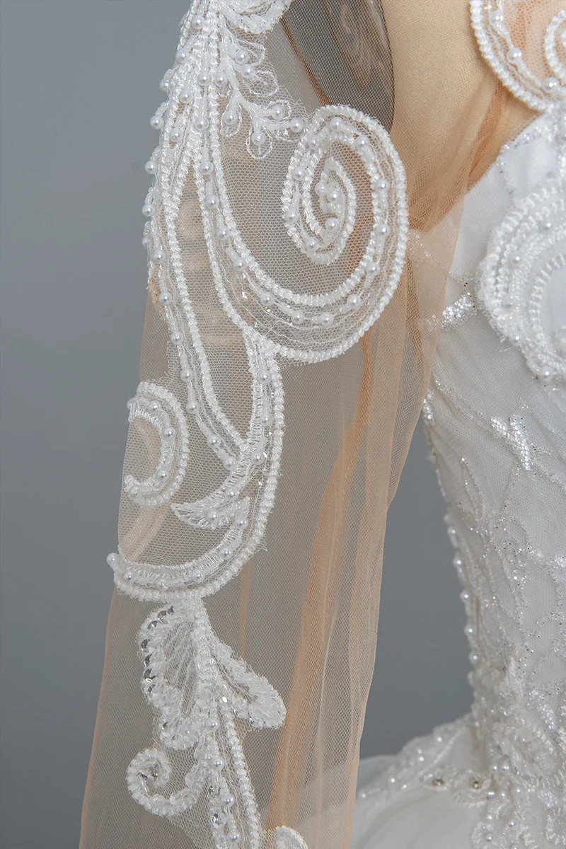 Robe de mariée trapèze à col en V avec volants, tulle et appliqués