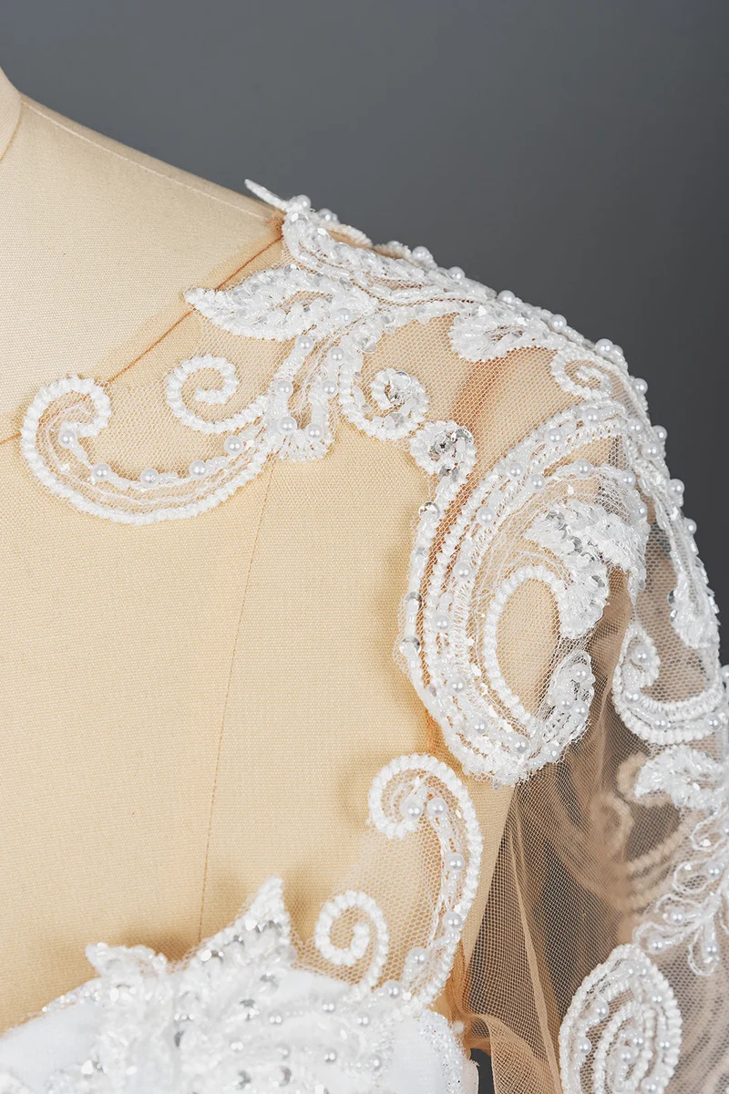 Robe de mariée trapèze à col en V avec volants, tulle et appliqués