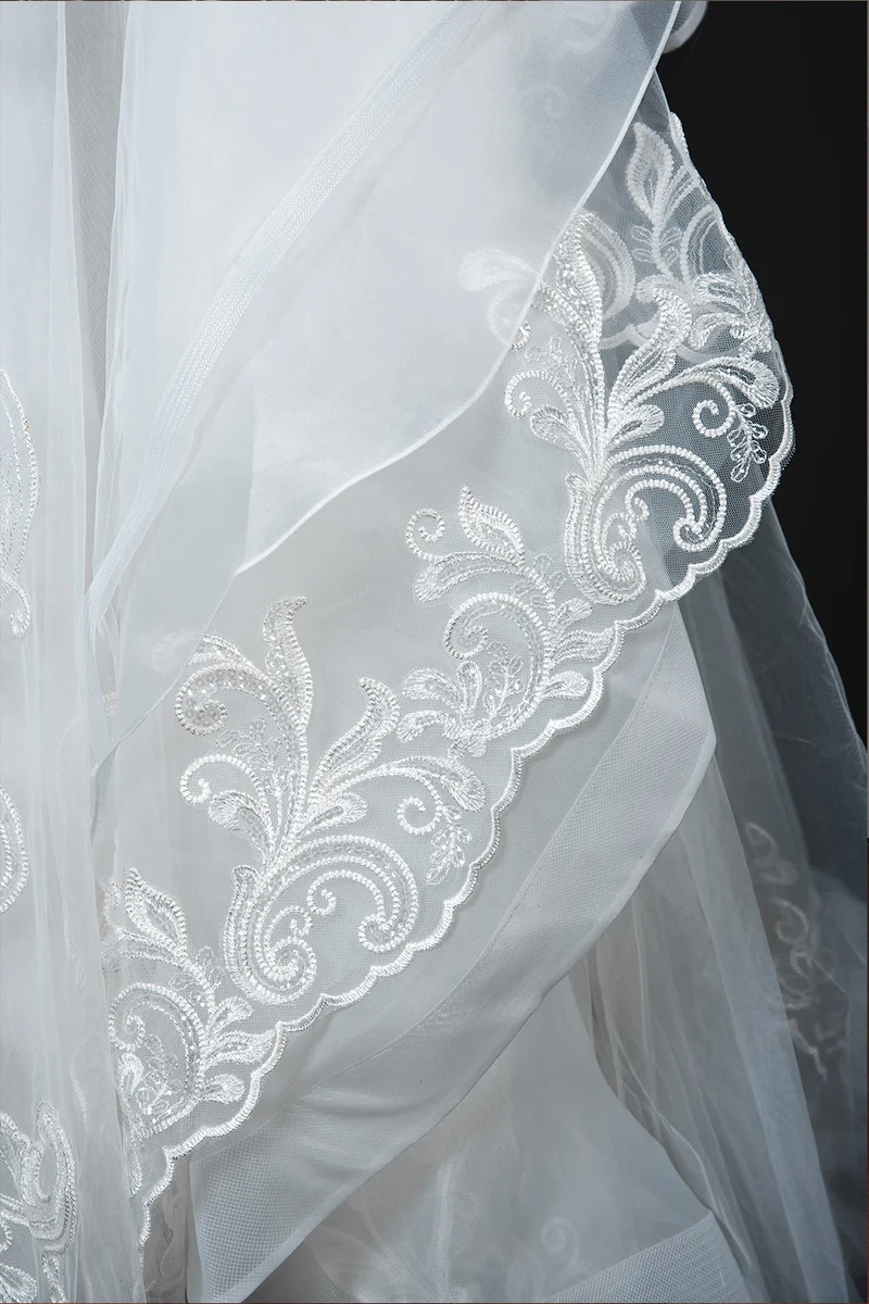 Robe de mariée trapèze à col en V avec volants, tulle et appliqués