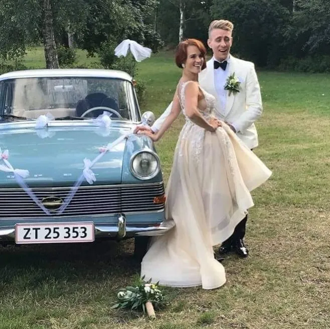 Robe de mariée élégante en tulle et dentelle à épaules dénudées