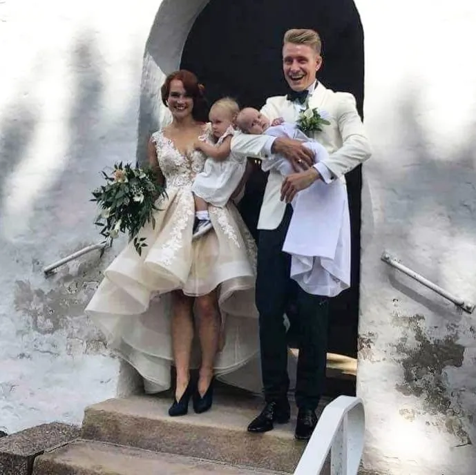 Robe de mariée élégante en tulle et dentelle à épaules dénudées
