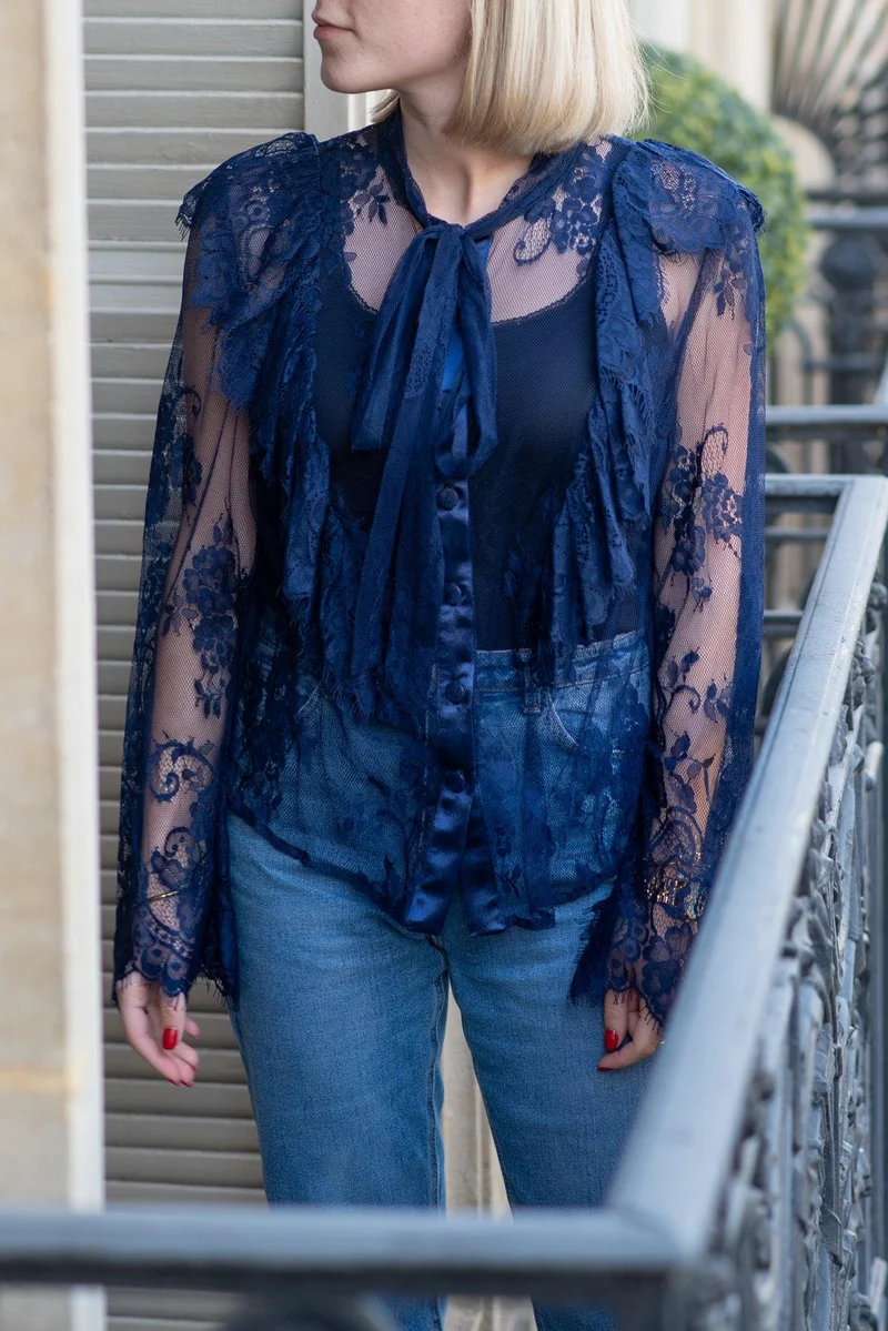 Chemisier dentelle bleue