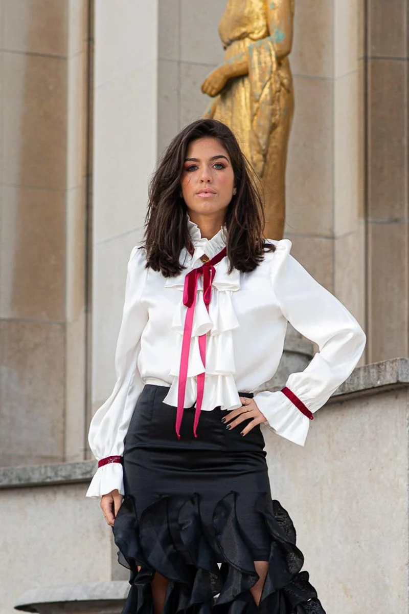 Chemisier en satin de soie à liseré bordeaux