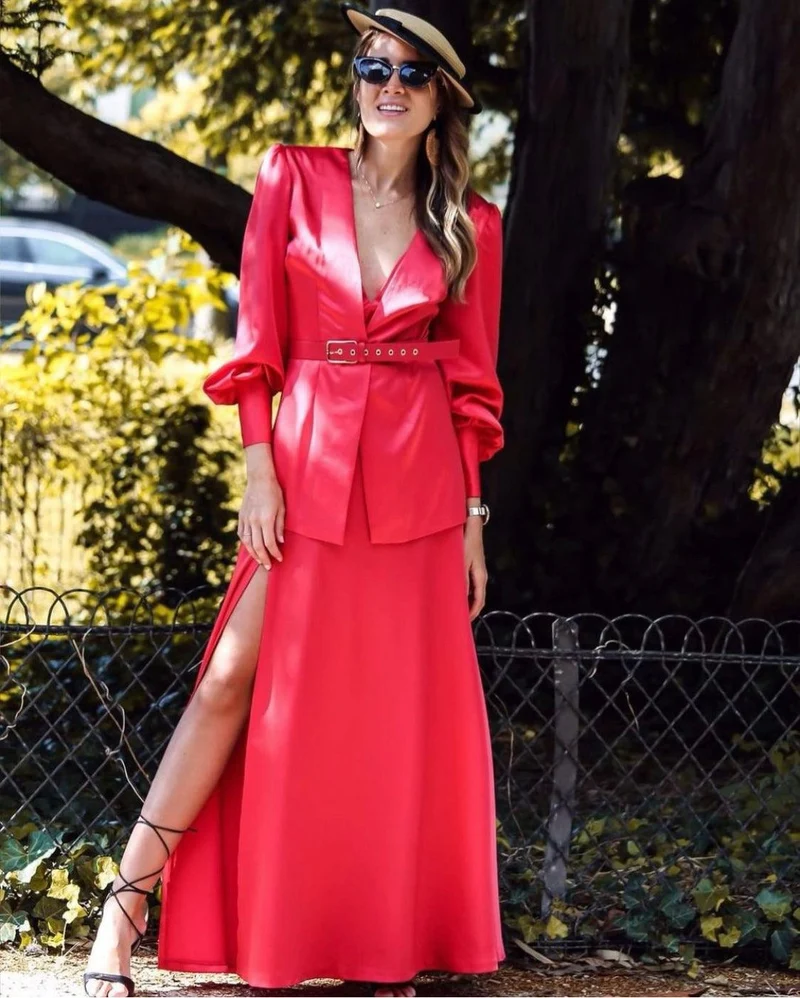Robe rouge avec veste, ceinture