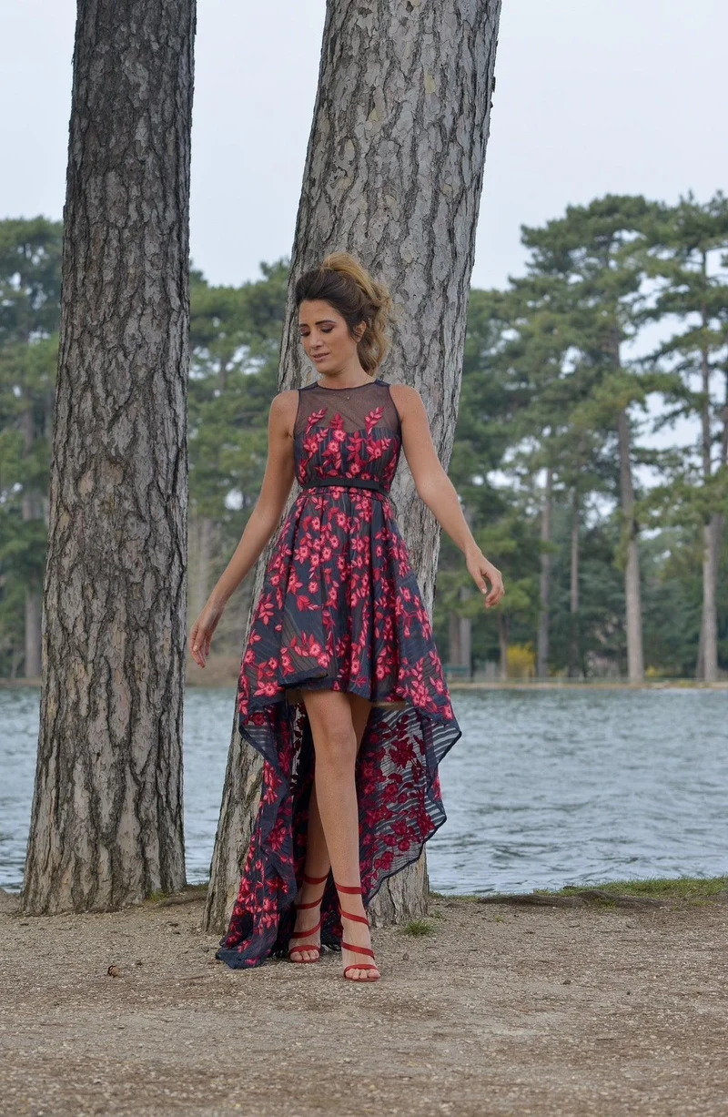 Robe marchesa asymétrique fleurs noires et rouges