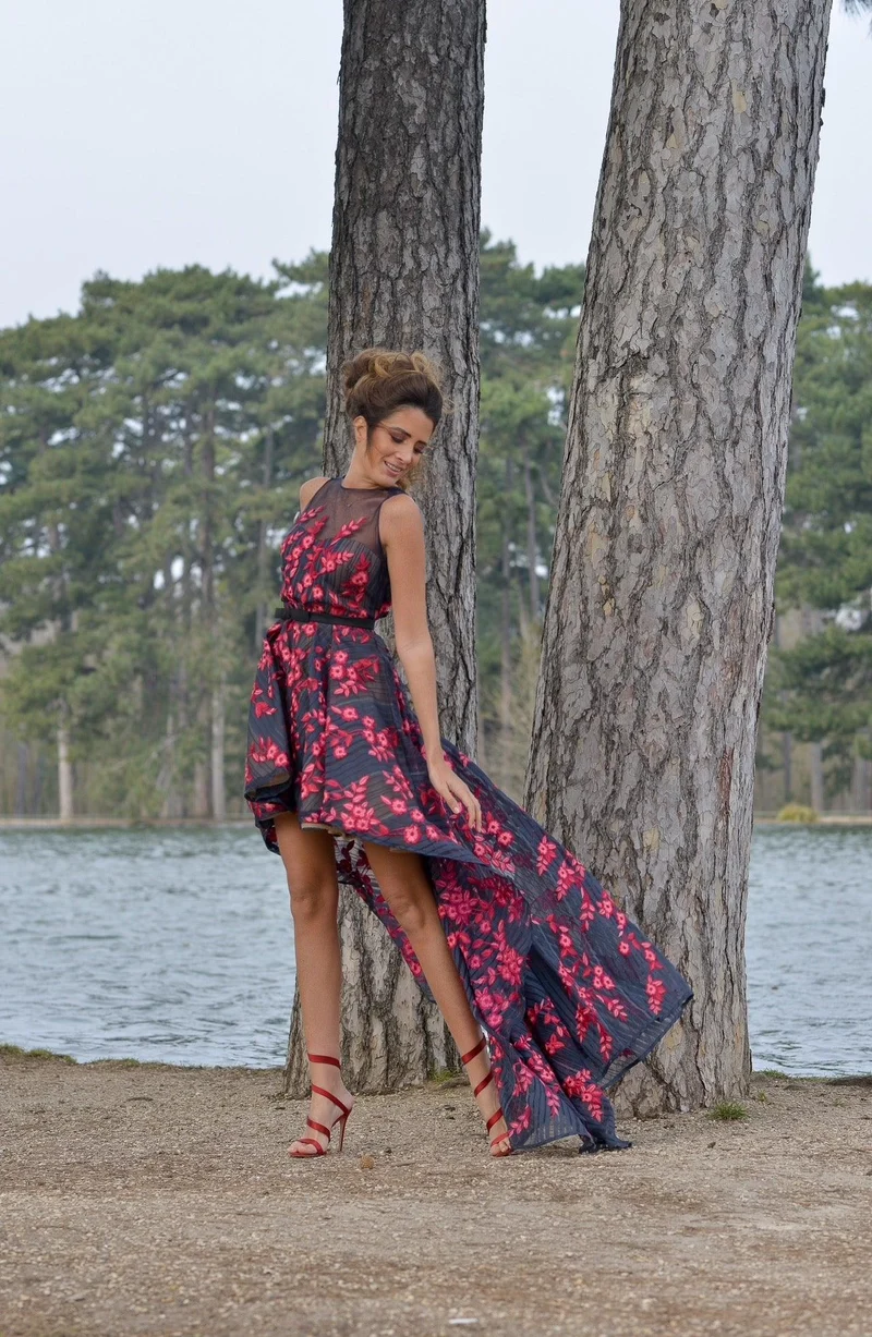 Robe marchesa asymétrique fleurs noires et rouges