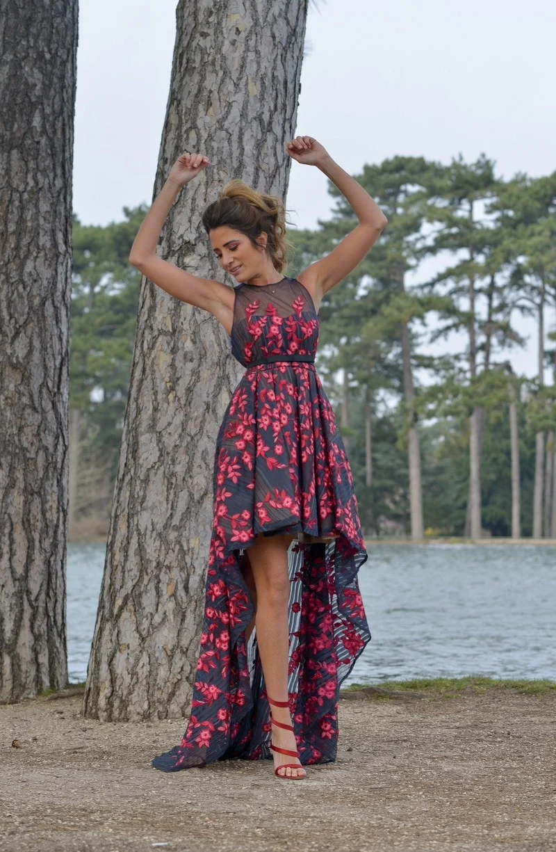 Robe marchesa asymétrique fleurs noires et rouges