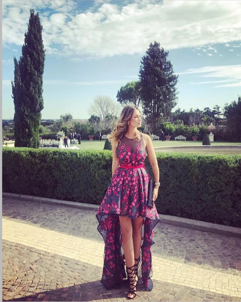 Robe marchesa asymétrique fleurs noires et rouges