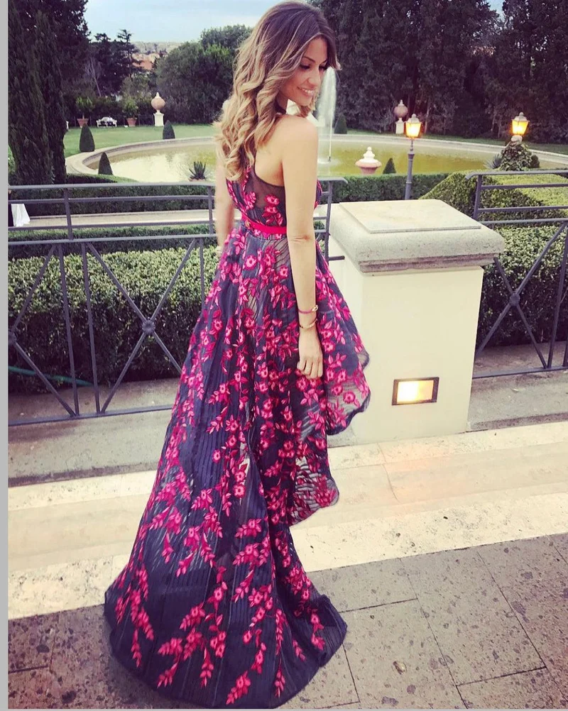 Robe marchesa asymétrique fleurs noires et rouges