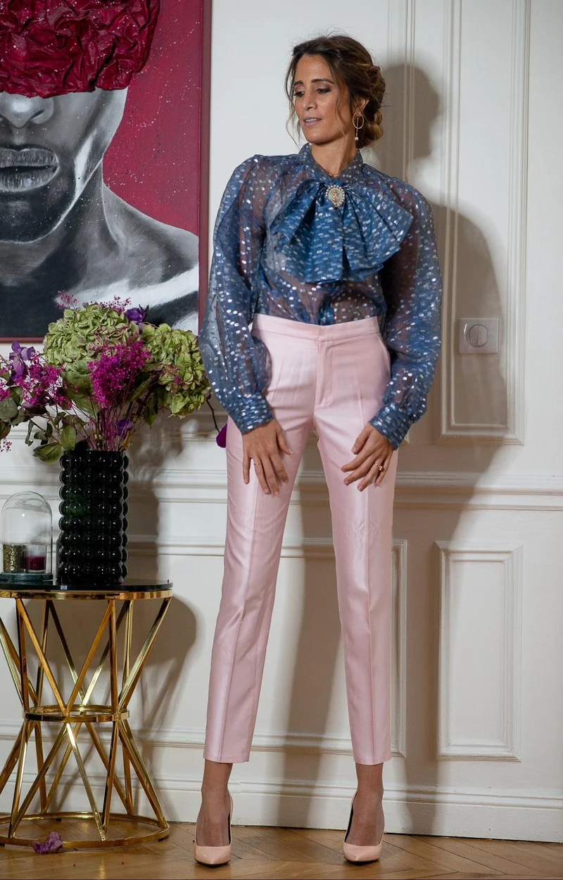 Chemisier Marie bleue en organza et détails broche