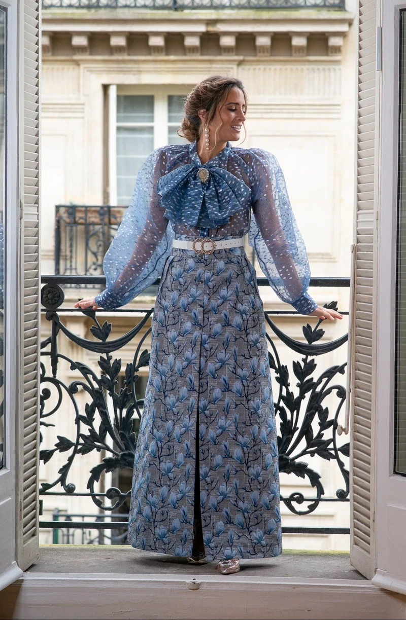 Chemisier Marie bleue en organza et détails broche