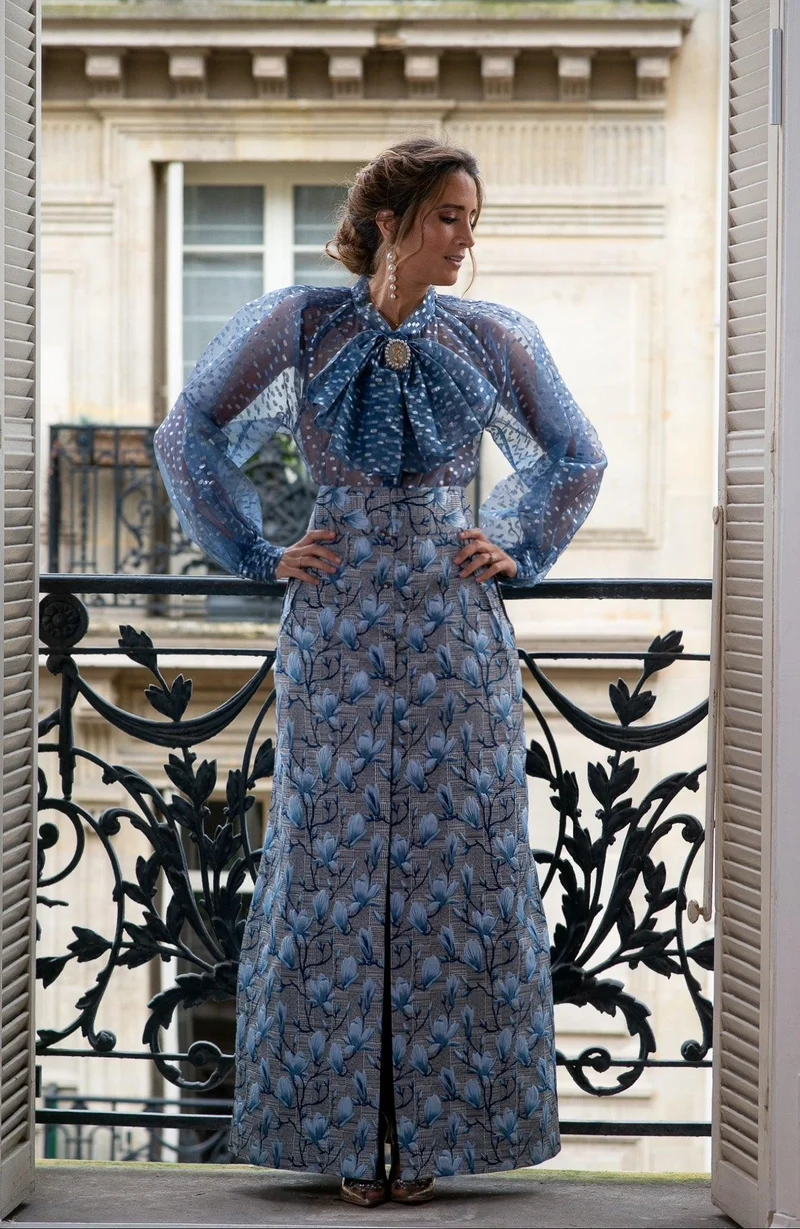 Chemisier Marie bleue en organza et détails broche