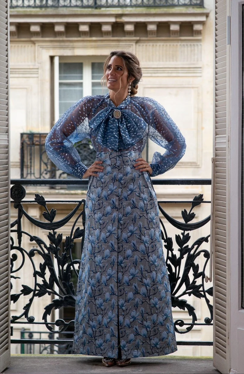 Chemisier Marie bleue en organza et détails broche