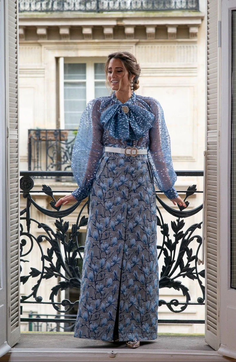 Chemisier Marie bleue en organza et détails broche