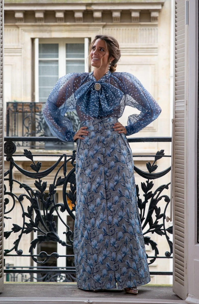 Chemisier Marie bleue en organza et détails broche