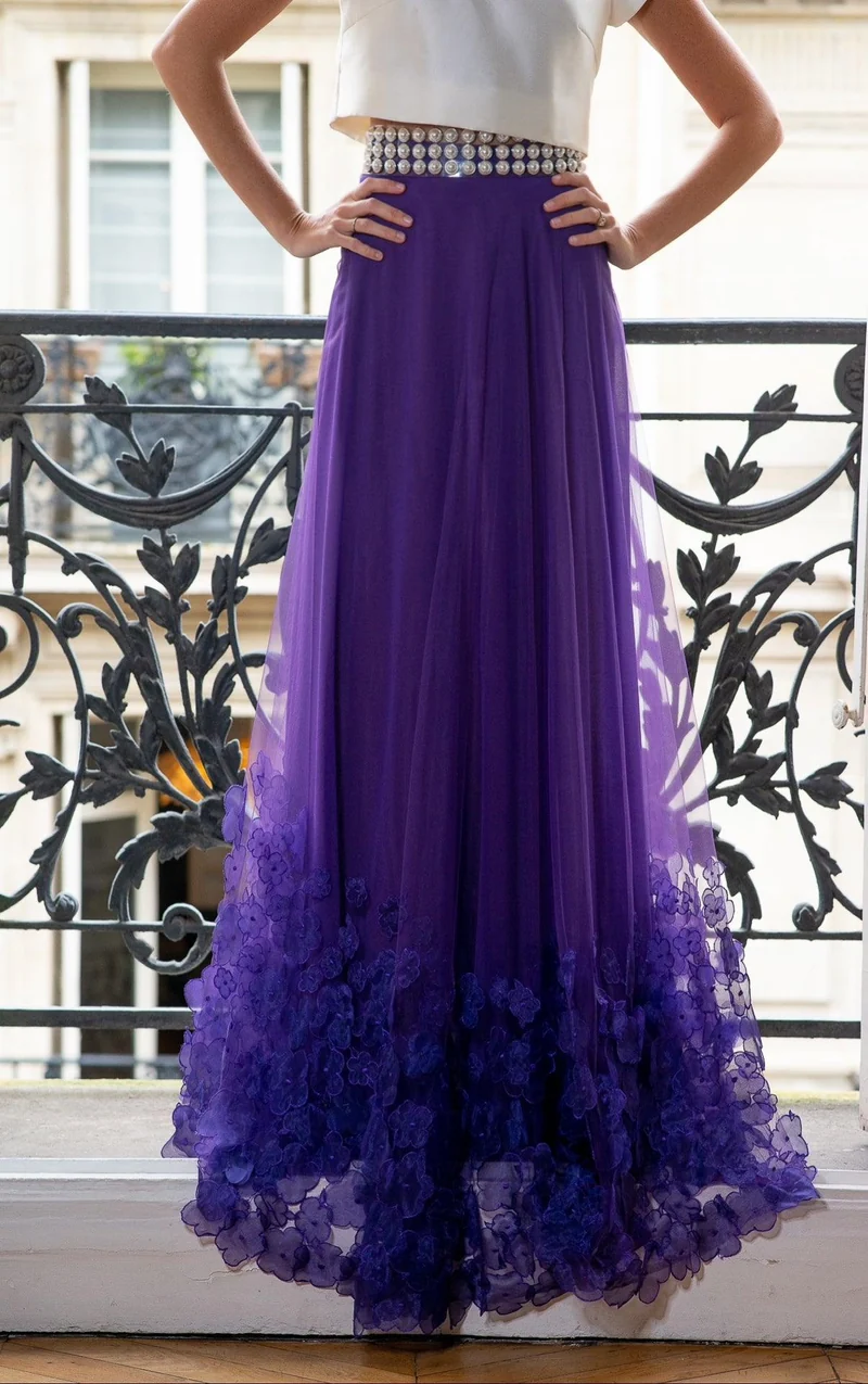 Jupe longue violette à ourlet brodé de fleurs