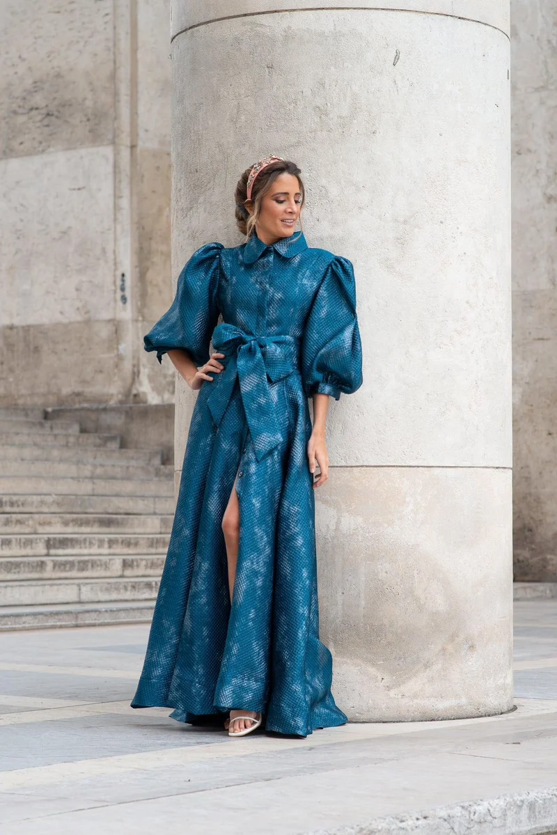 Robe longue du soir en jacquard bleu texturé