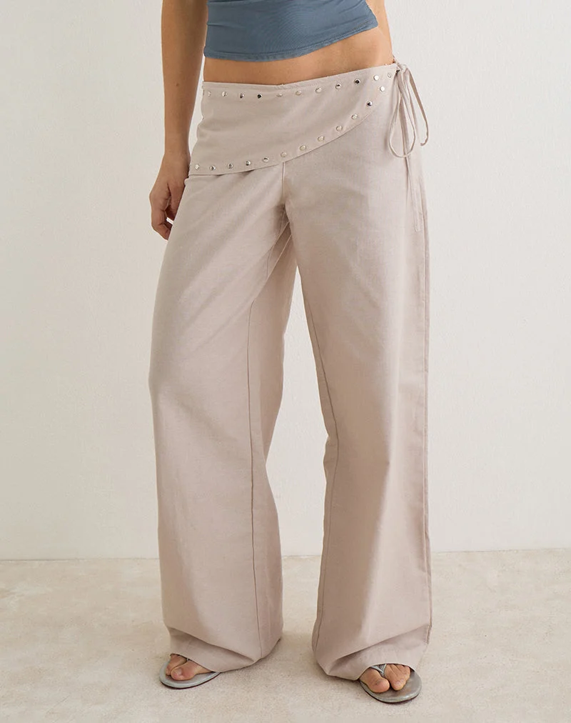 Pantalon Doka en lin couleur pierre, orné de clous