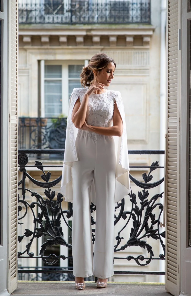 Combinaison pantalon en broderie avec cape