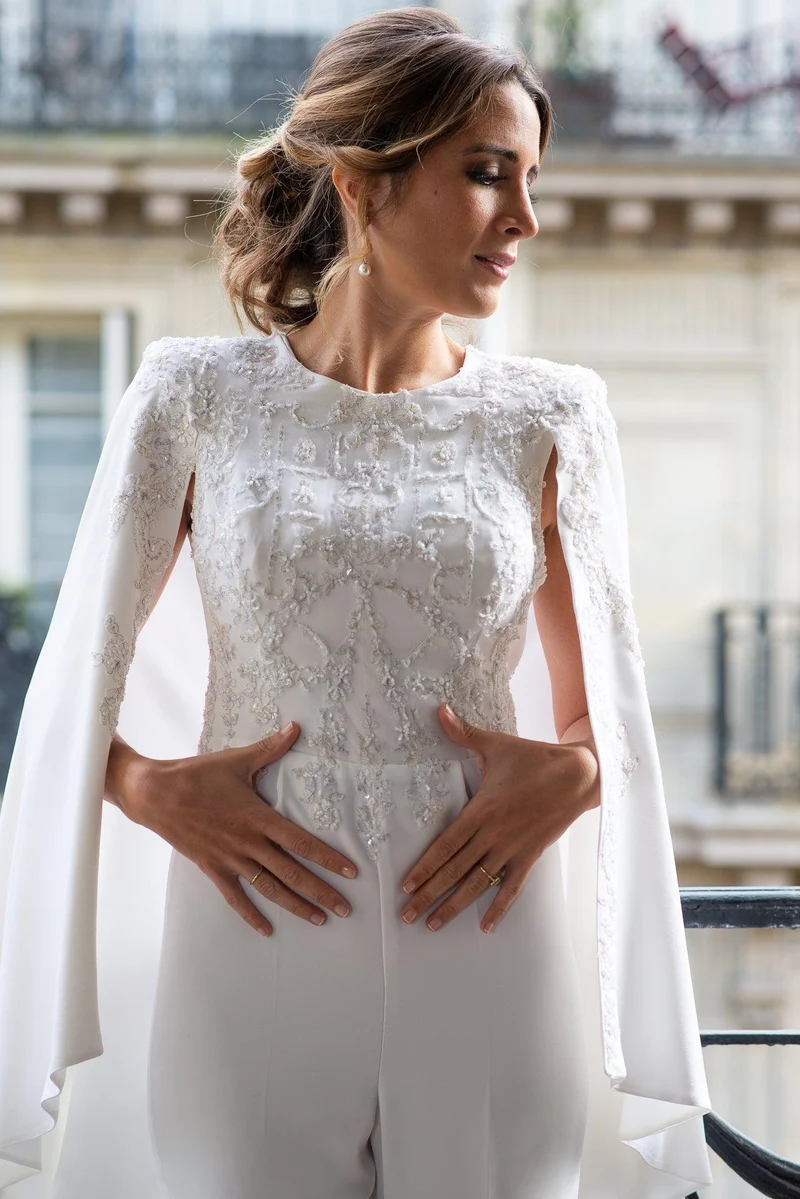 Combinaison pantalon en broderie avec cape