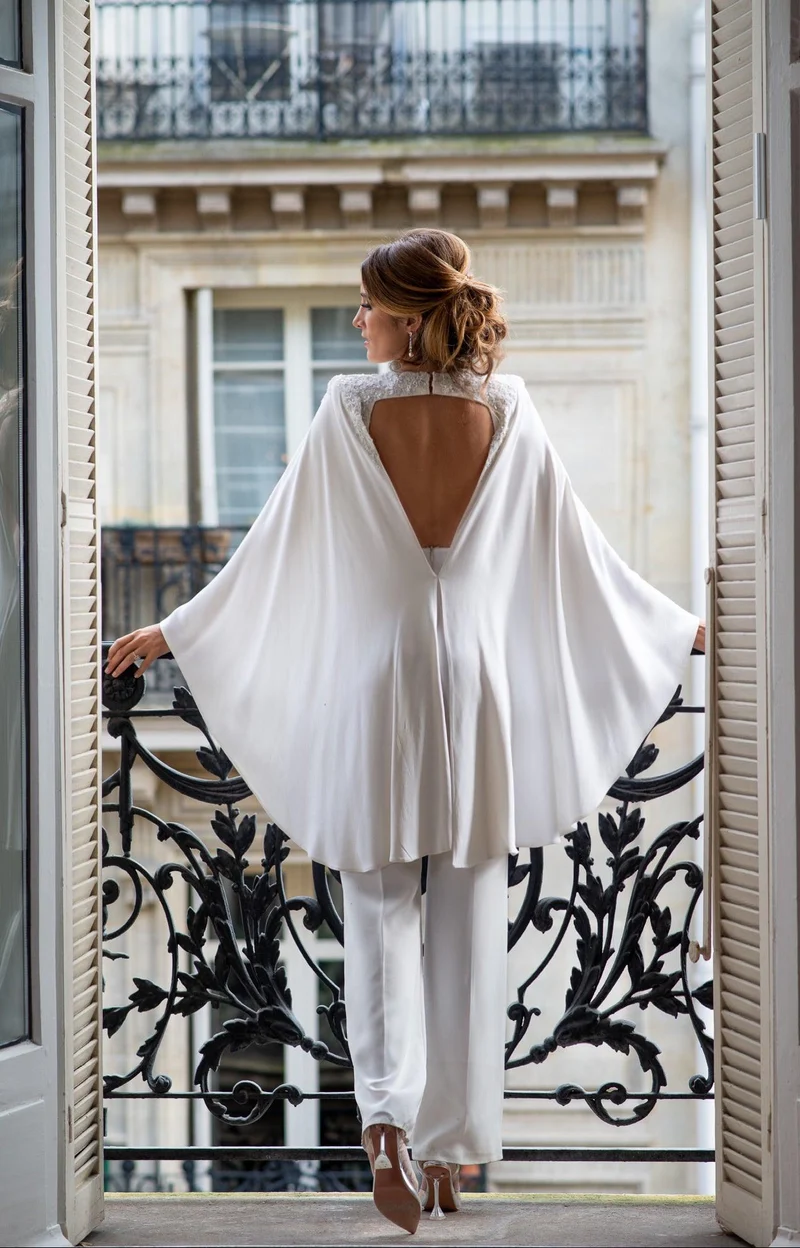 Combinaison pantalon en broderie avec cape