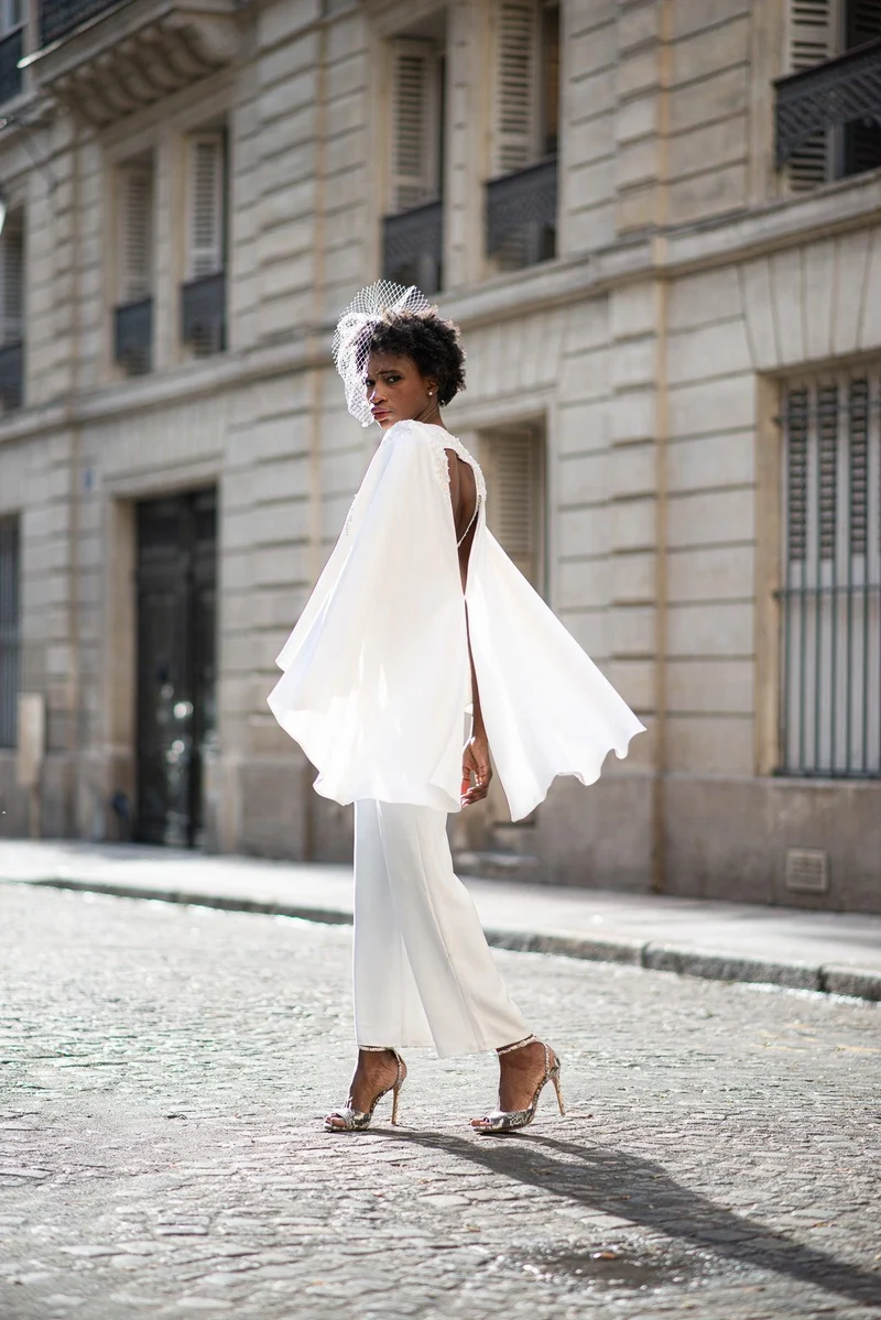 Combinaison pantalon en broderie avec cape