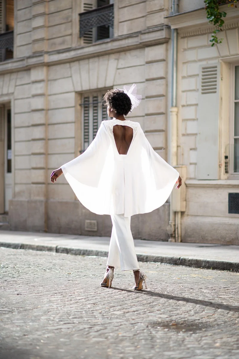 Combinaison pantalon en broderie avec cape