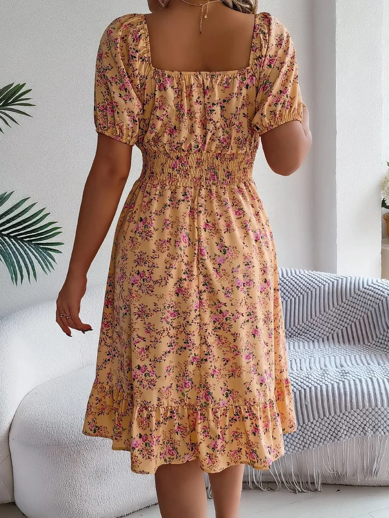 Robe d'été fleurie manches courtes col carré