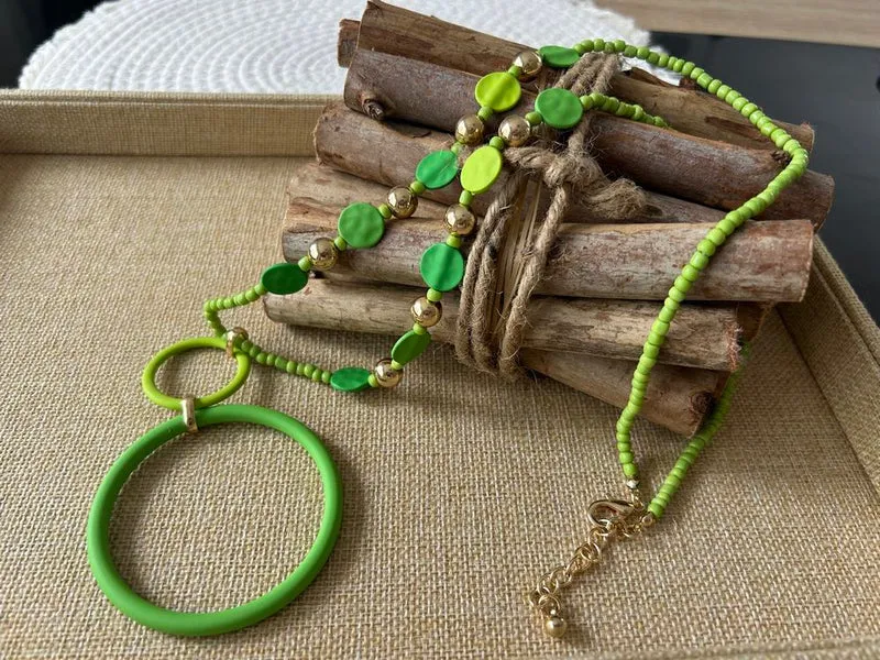 Collier sautoir perles et anneaux vert