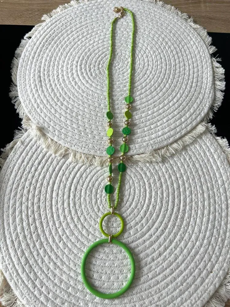 Collier sautoir perles et anneaux vert