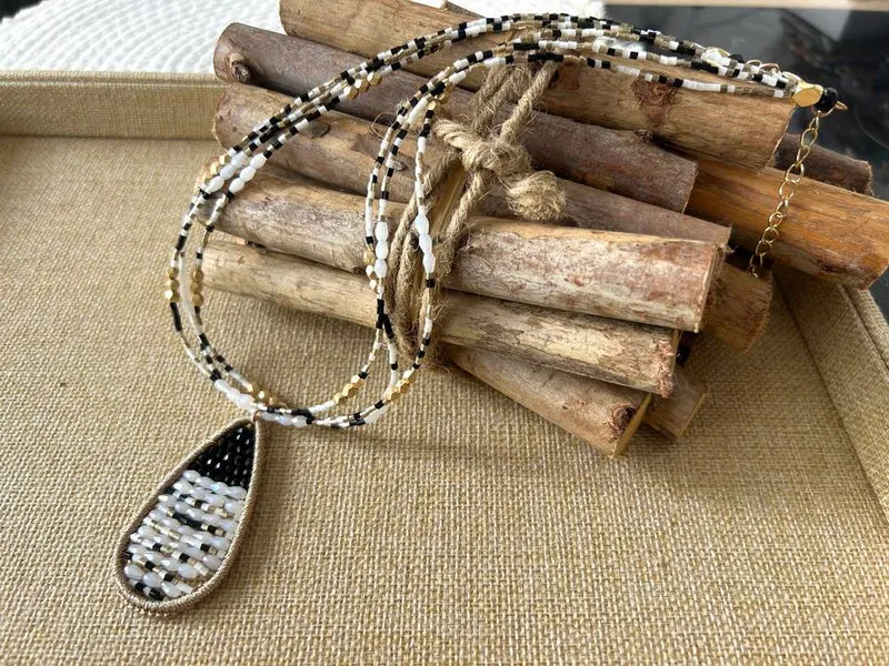 Collier Goutte en perles noir et blanc