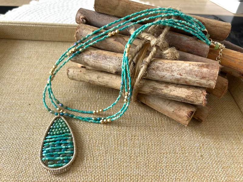Collier Goutte en perles bleu vert