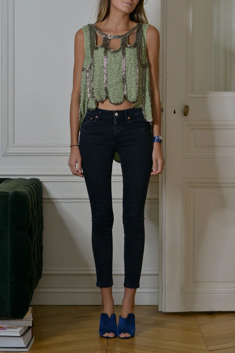 Top à broderies et découpes