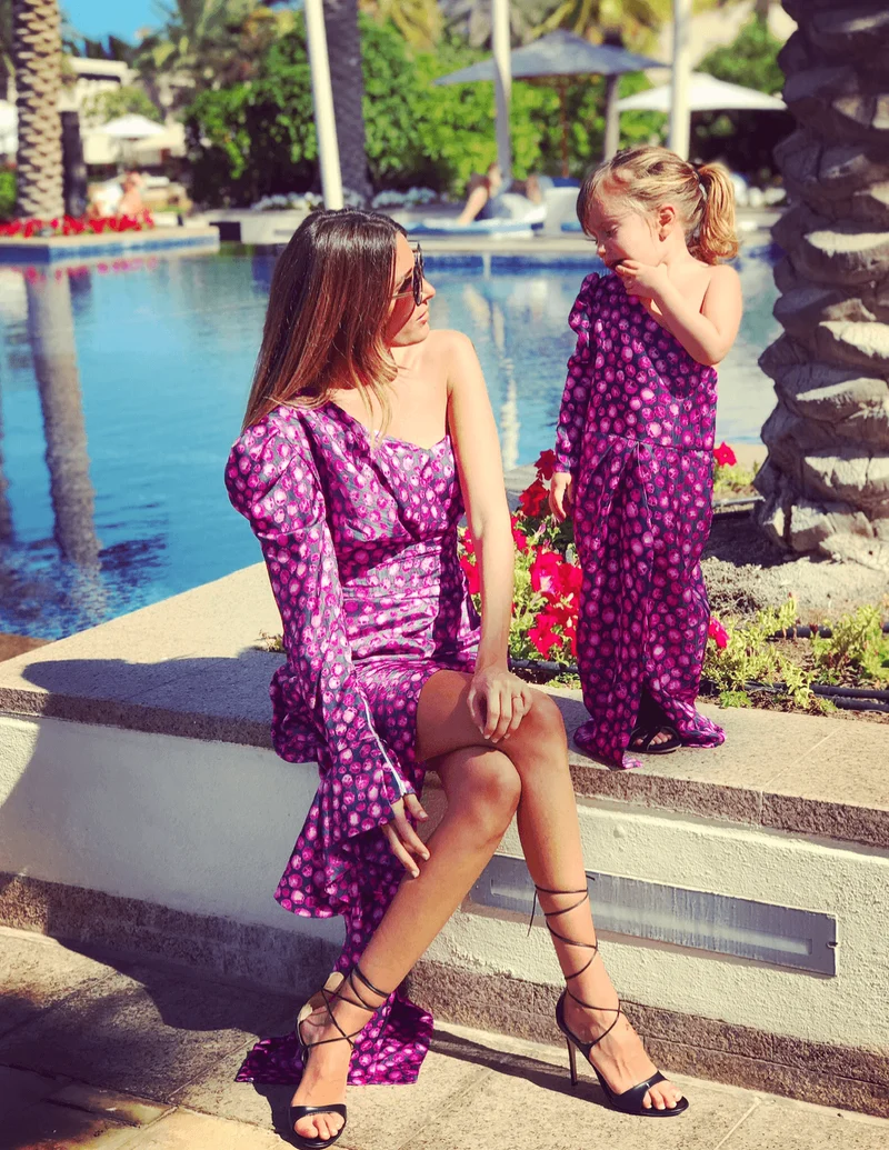 Robe asymétrique violette à fleurs