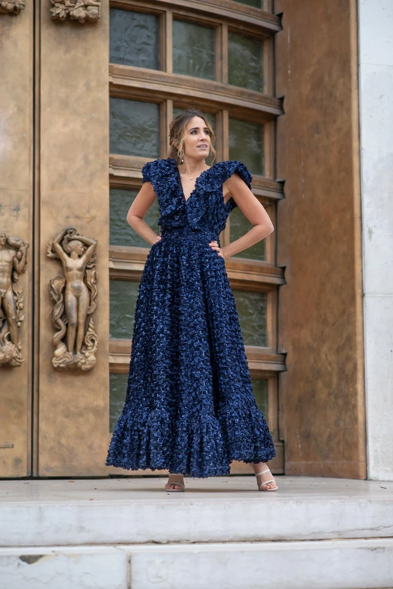 Robe longue du soir pétales brodés bleu marine